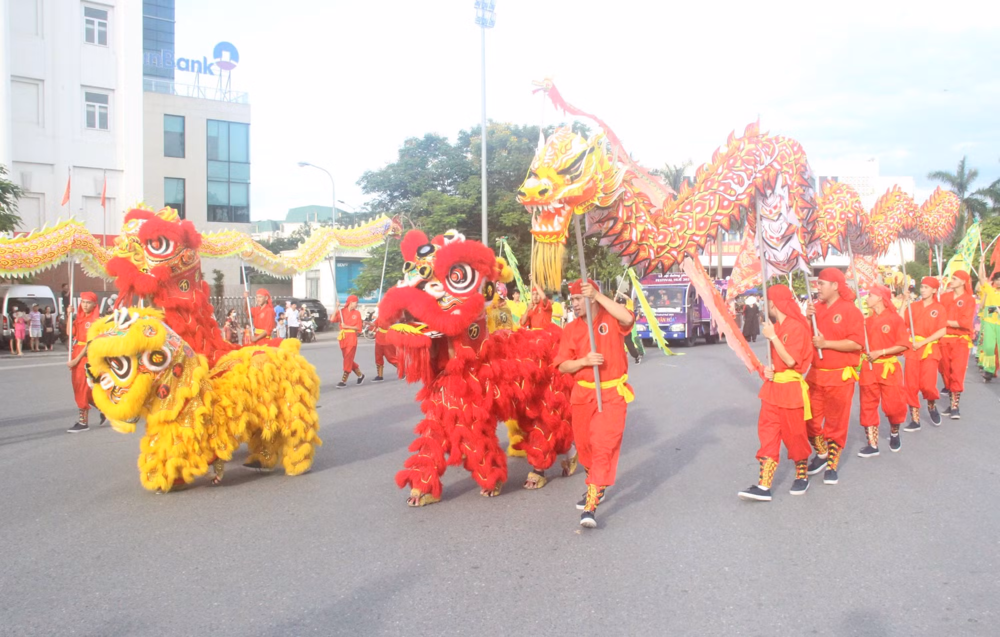 Rực rỡ sắc màu văn hóa tại lễ hội đường phố Festival Huế 2024 -0