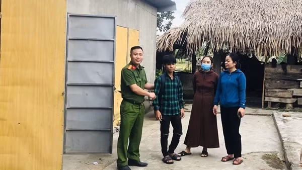 Công an xã đến nhà đón học sinh ngủ quên đưa tới điểm thi