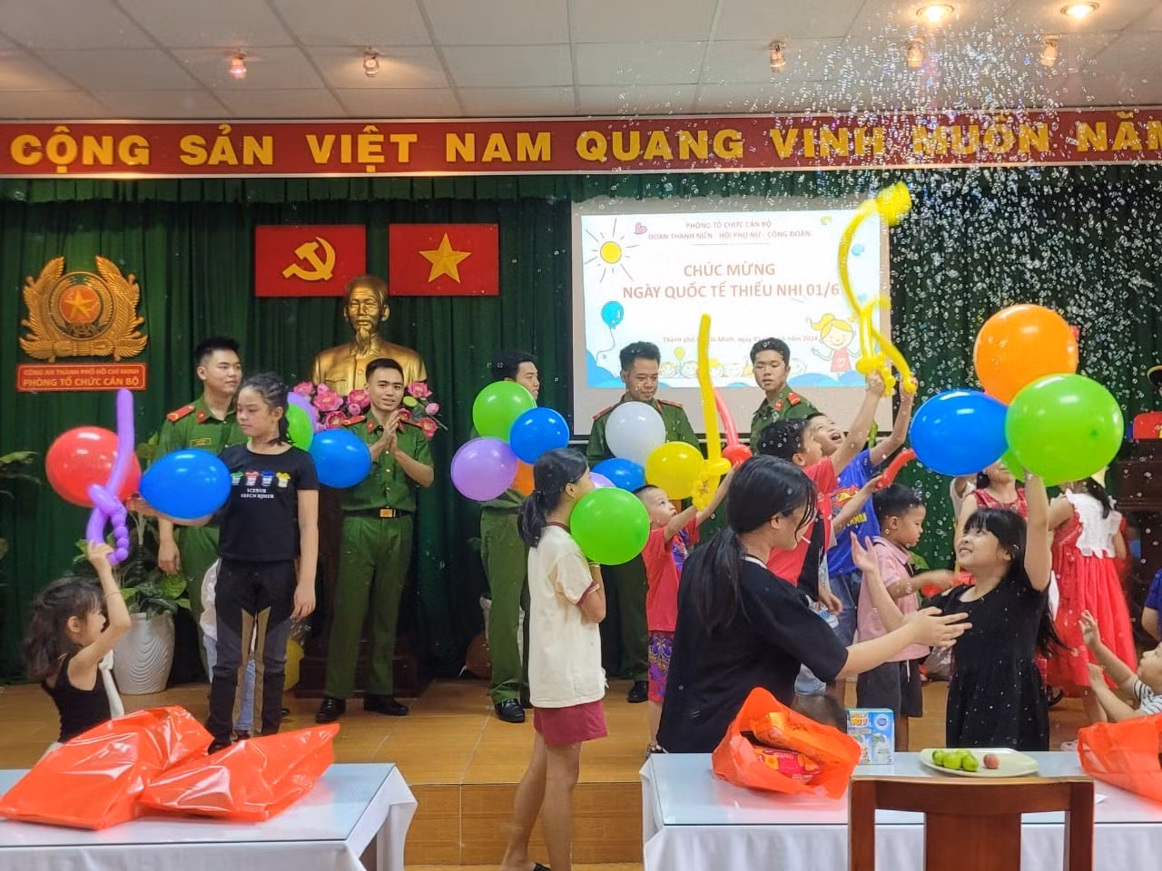 Công an TP Hồ Chí Minh tổ chức nhiều hoạt động vui chơi, tặng quà các em thiếu nhi -0