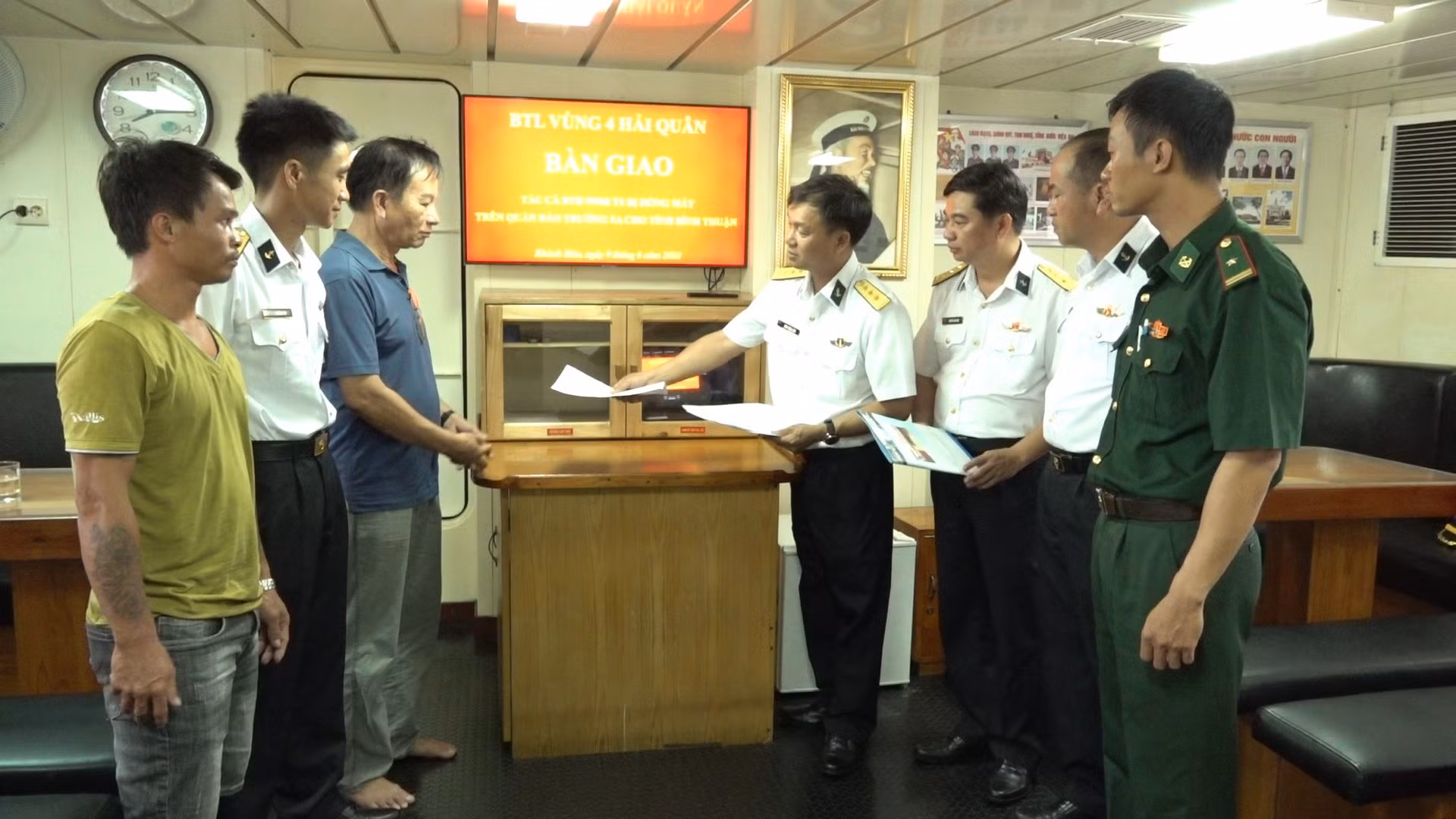  Lai dắt tàu cá hư hỏng cùng 7 ngư dân từ vùng biển Trường Sa về Cam Ranh -0