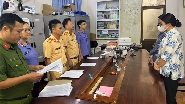 Cái kết đắng cho đôi nam nữ lái xế hộp tông nhau giữa đường