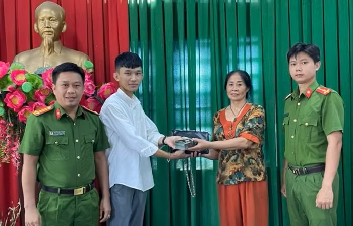 Trải lại tài sản trị giá trên 200 triệu đồng cho người đánh mất -0