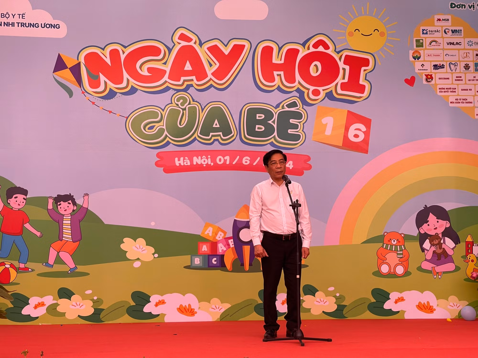 Tết thiếu nhi của những em bé trong bệnh viện -0