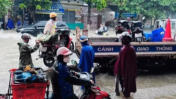 Công an Hải Phòng xuống đường giúp dân trong mưa lụt kỷ lục