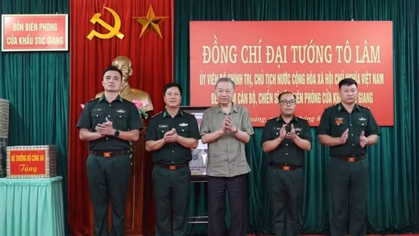 Chủ tịch nước Tô Lâm thăm cán bộ, chiến sỹ Đồn biên phòng Cửa khẩu Sóc Giang