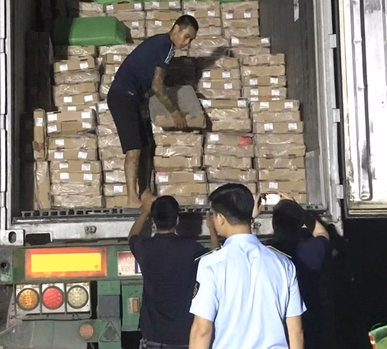 Chuyển vụ kinh doanh gần 25 tấn chân gà cho Công an điều tra -0