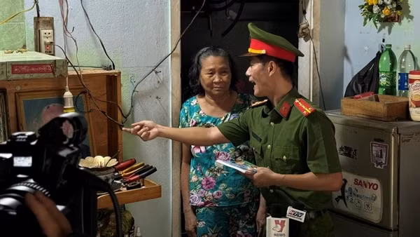 Ngăn cháy nổ từ việc cải tạo, sửa chữa hệ thống điện xuống cấp cho các hộ gia đình khó khăn