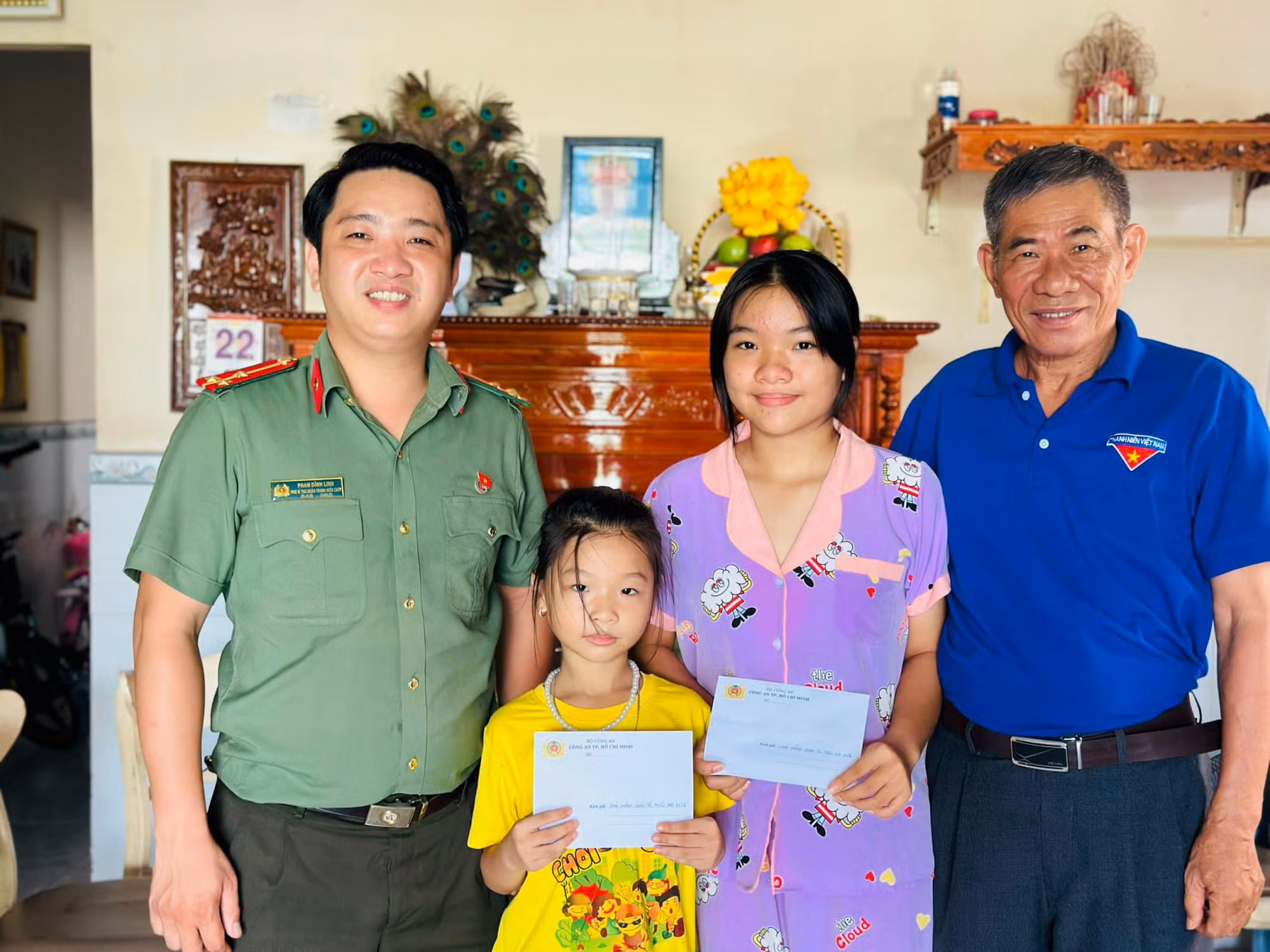 Công an TP Hồ Chí Minh tổ chức nhiều hoạt động vui chơi, tặng quà các em thiếu nhi -0