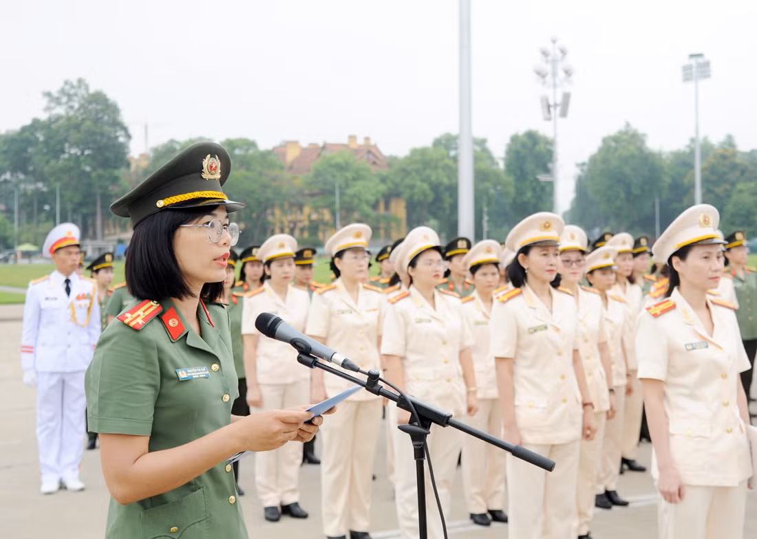 Đoàn Phụ nữ CAND tiêu biểu báo công, vào Lăng viếng Bác -0