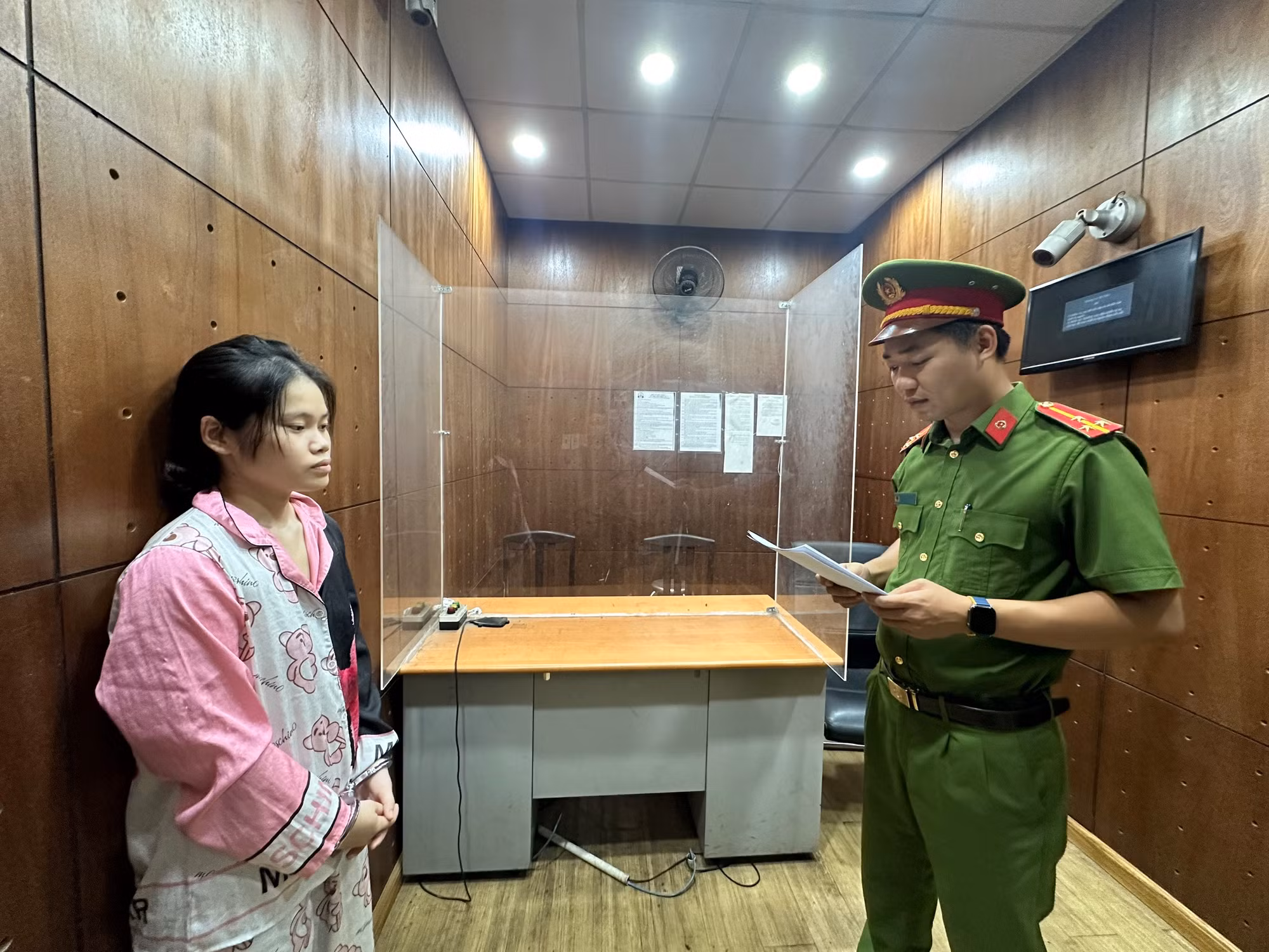 Cô gái bắt cóc 2 cháu bé ở phố đi bộ Nguyễn Huệ bị đề nghị truy tố -0