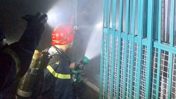 Cảnh sát giải cứu 4 người thoát khỏi đám cháy trong hẻm nhỏ