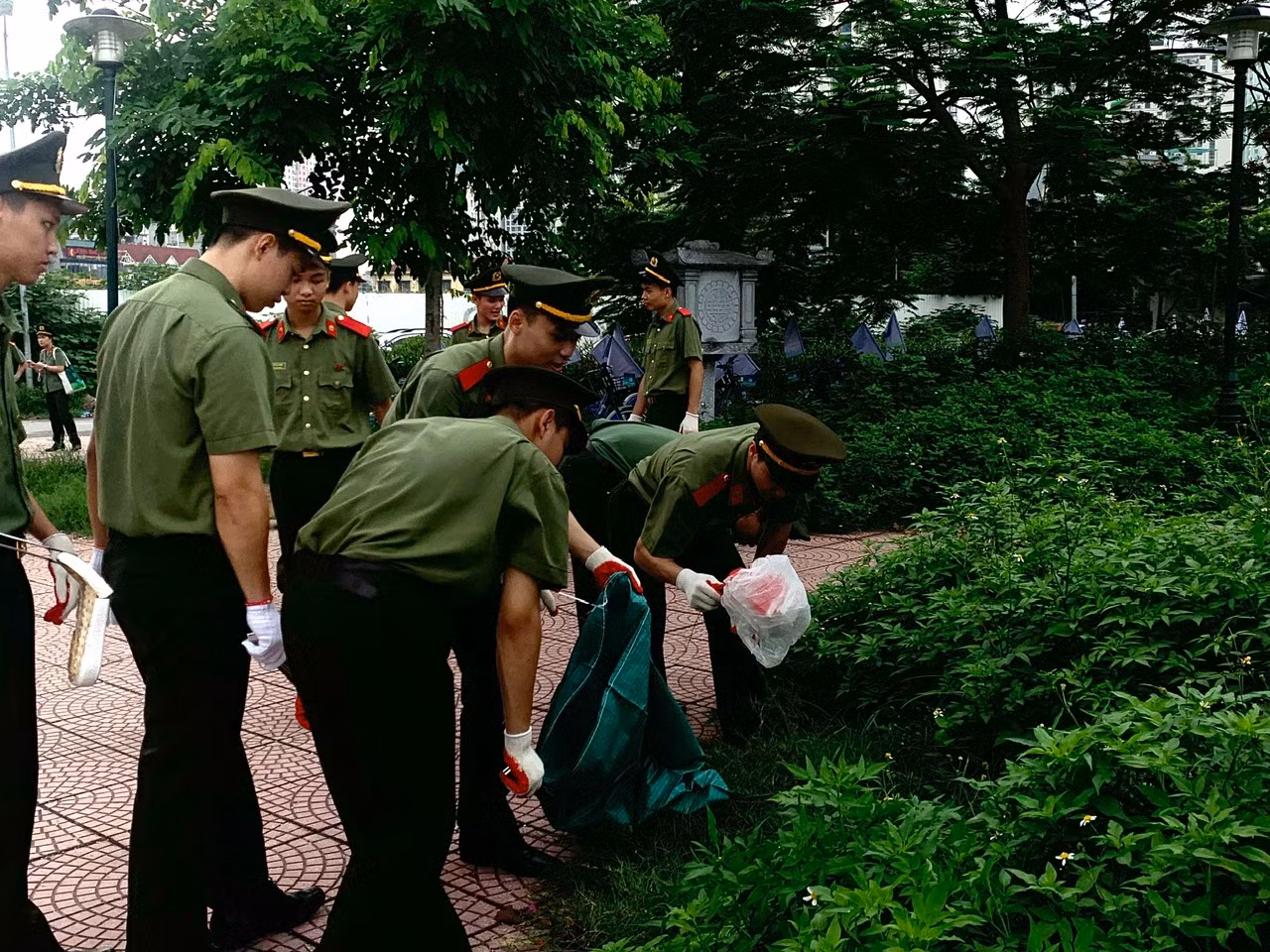 Hơn 500 CBCS, học viên CAND và tình nguyện viên ra quân hưởng ứng Tháng hành động Vì môi trường năm 2024 -0
