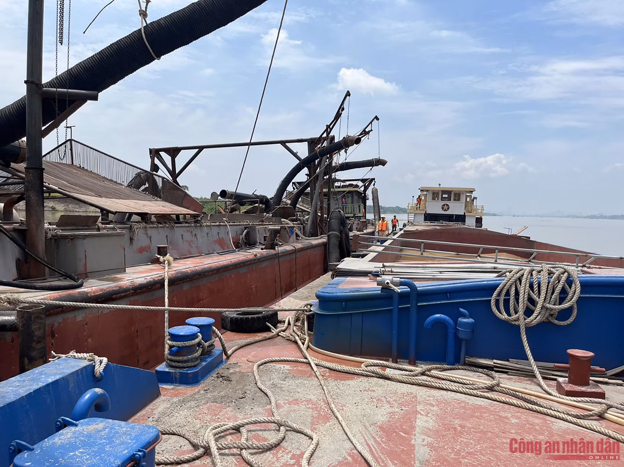 Mật phục lúc rạng sáng bắt “cát tặc” trên sông Hồng ảnh 1 Mật phục lúc rạng sáng bắt “cát tặc” trên sông Hồng -0