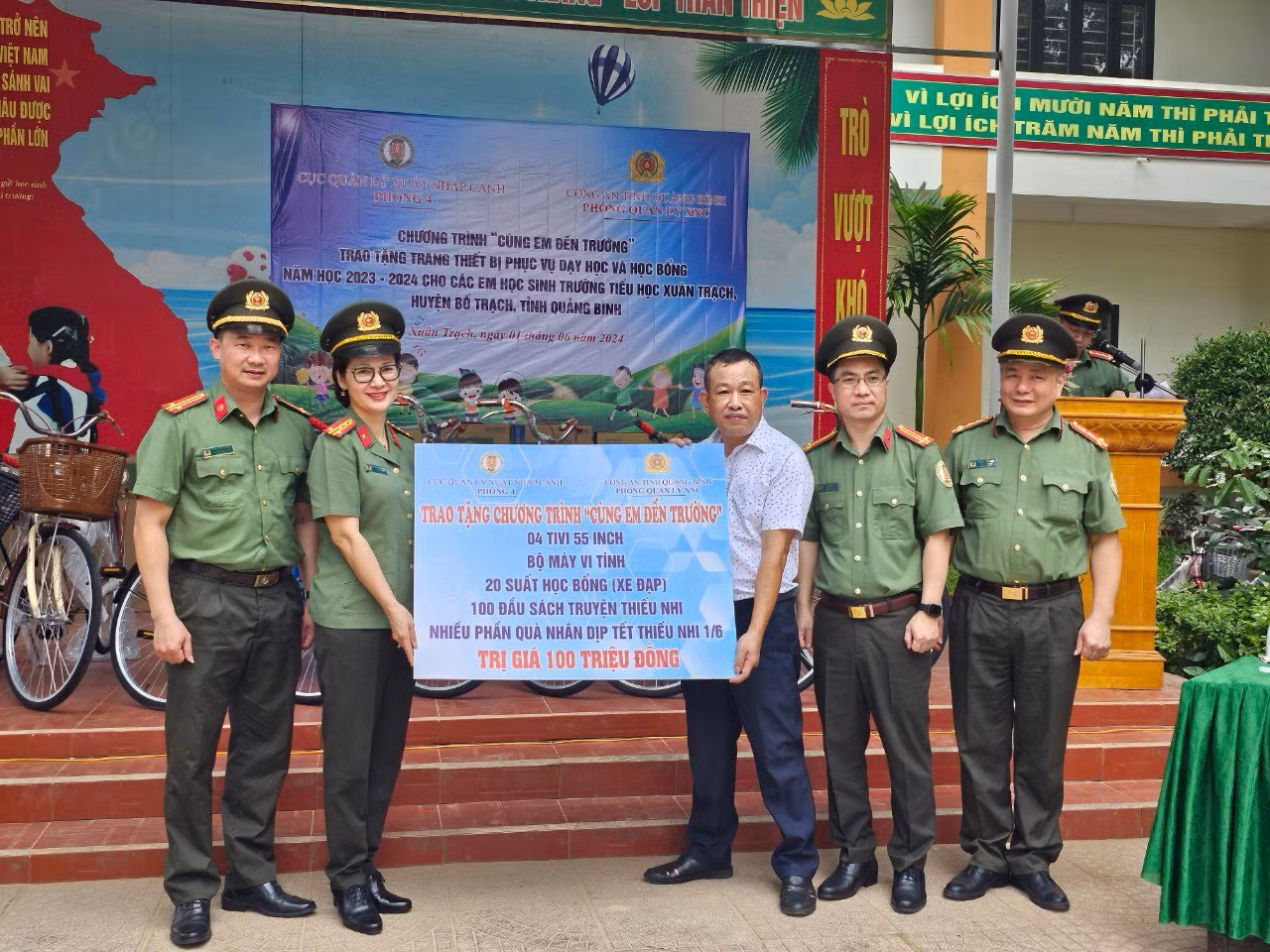 Tuyên truyền, phổ biến pháp luật về cư trú, hoạt động của người nước ngoài tại khu du lịch Phong Nha -0