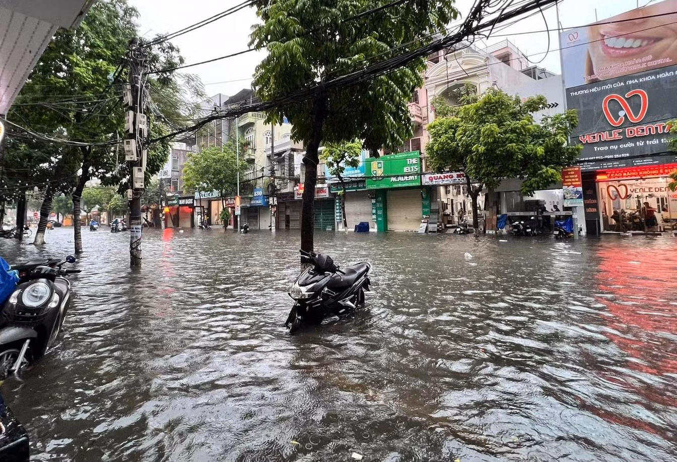 Công an Hải Phòng xuống đường giúp dân trong mưa lụt kỷ lục -0