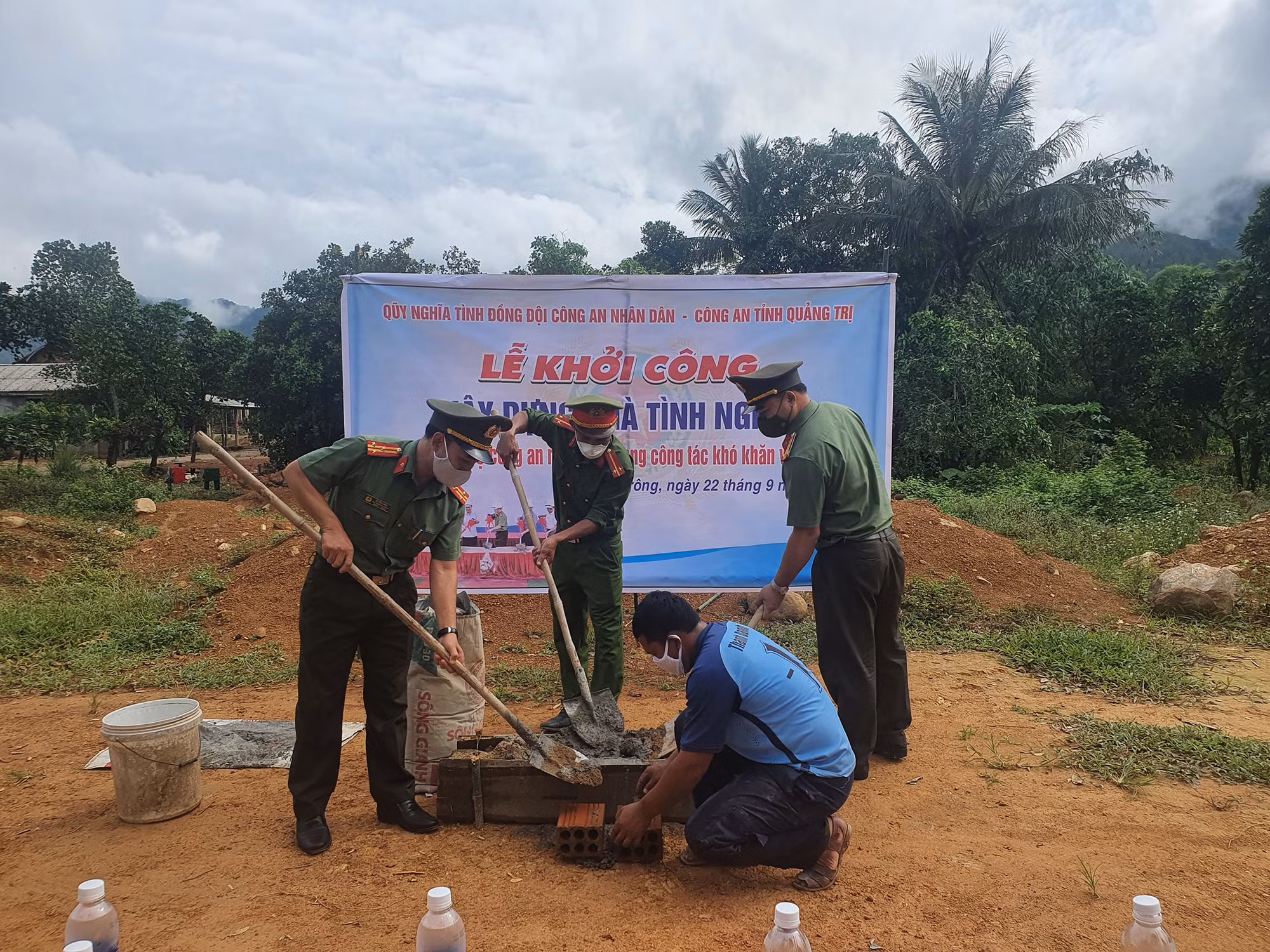 Xây nhà tình nghĩa cho cán bộ công an có hoàn cảnh khó khăn -0