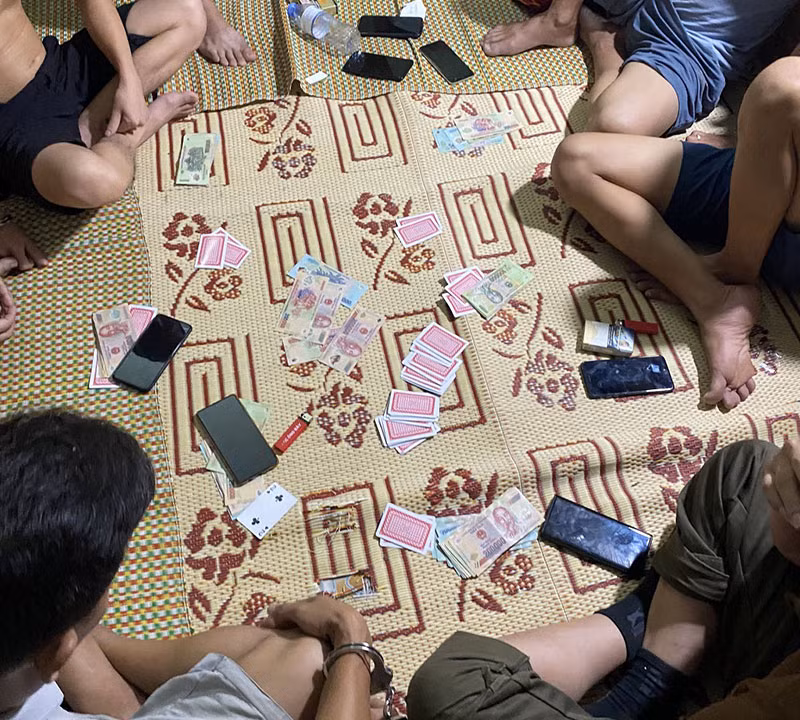Bắt quả tang 7 đối tượng đánh bạc, thu giữ trên 160 triệu đồng -1