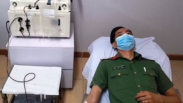 Vừa rời ca trực, vội đến nơi hiến máu cứu người ảnh 5