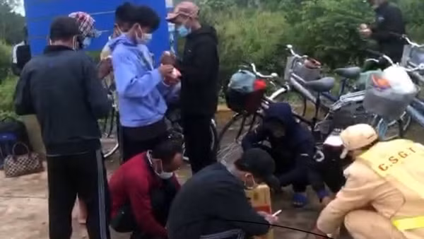 Nhiều người dân lại tự phát về quê khi các tỉnh nới lỏng giãn cách ảnh 2