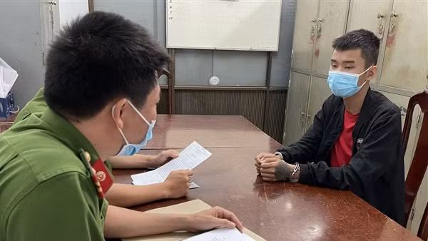 Đến quán bar không mua được ma tuý, đâm chết bảo vệ quán bar ảnh 3