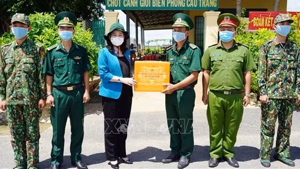 Phó Chủ tịch nước tặng quà gia đình có công với cách mạng tại An Giang ảnh 5