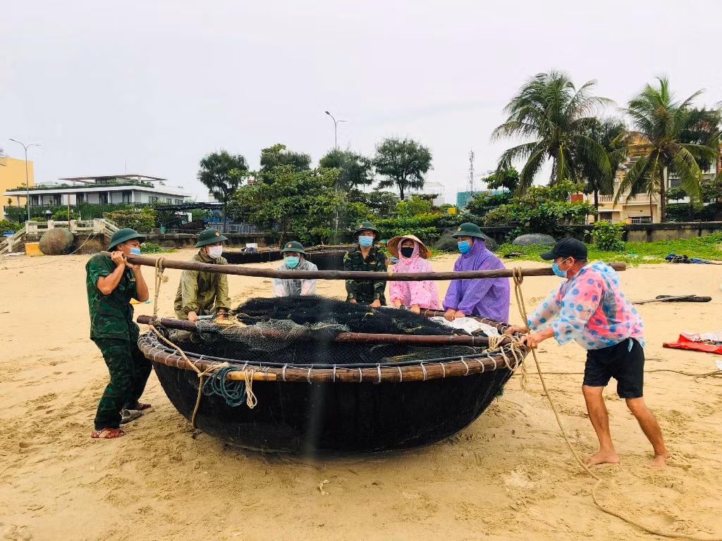 Áp thấp nhiệt đới khả năng thành bão, Đà Nẵng nghiêm cấm tàu thuyền ra khơi -0