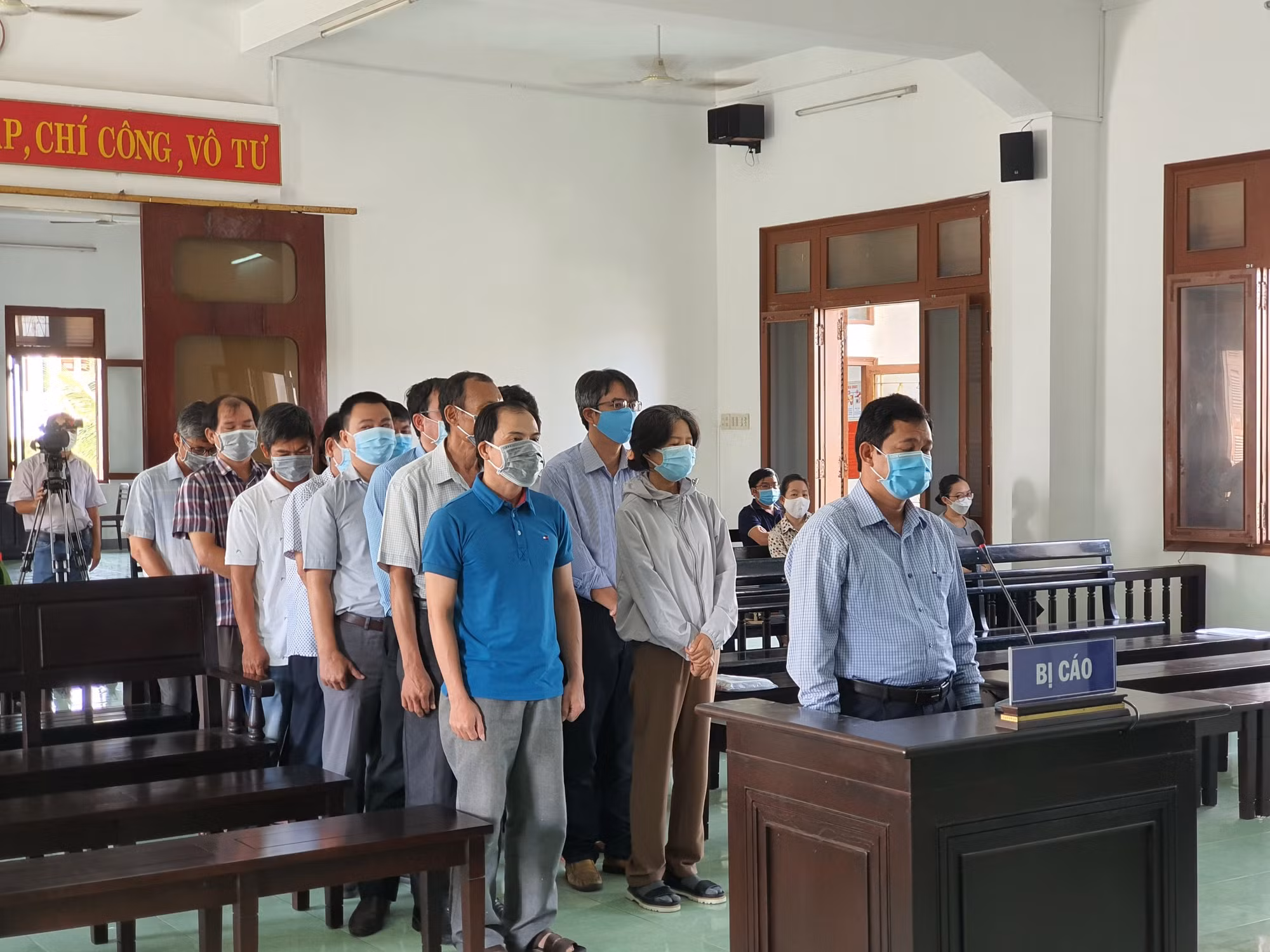 Xét xử sơ thẩm 18 bị cáo trong vụ lộ đề thi công chức ở tỉnh Phú Yên -0
