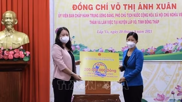 Phó Chủ tịch nước Võ Thị Ánh Xuân trao quà hỗ trợ Đồng Tháp chống dịch COVID-19