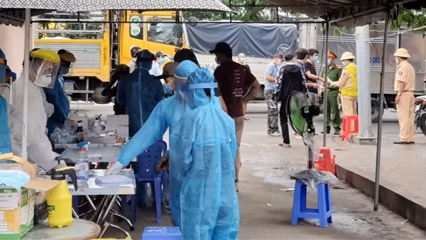 Người dân test nhanh COVID-19 dương tính tự nhập viện, nguy cơ lây dịch ra cộng đồng ảnh 3