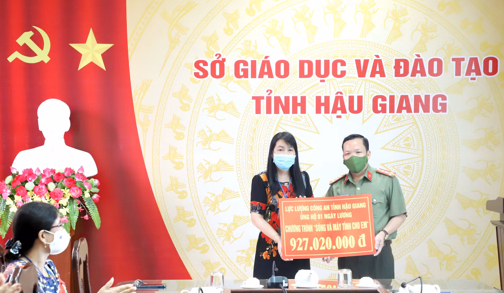 Công an Hậu Giang ủng hộ Chương trình “Sóng và máy tính cho em” -0