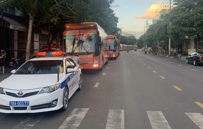 Tổ công tác của Phòng CSGT Công an tỉnh Phú Yên dẫn đường đoàn xe khách đưa 400 người dân đầu tiên từ TP Hồ Chí Minh về Phú Yên an toàn