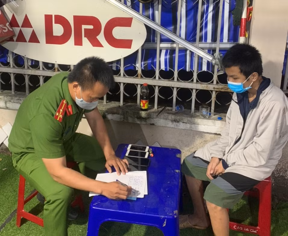 Nữa đêm đi bộ qua chốt kiểm dịch “lộ” đột nhập KCN để trộm cắp -0