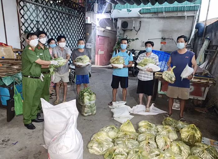 Công an phường chống dịch giữa 