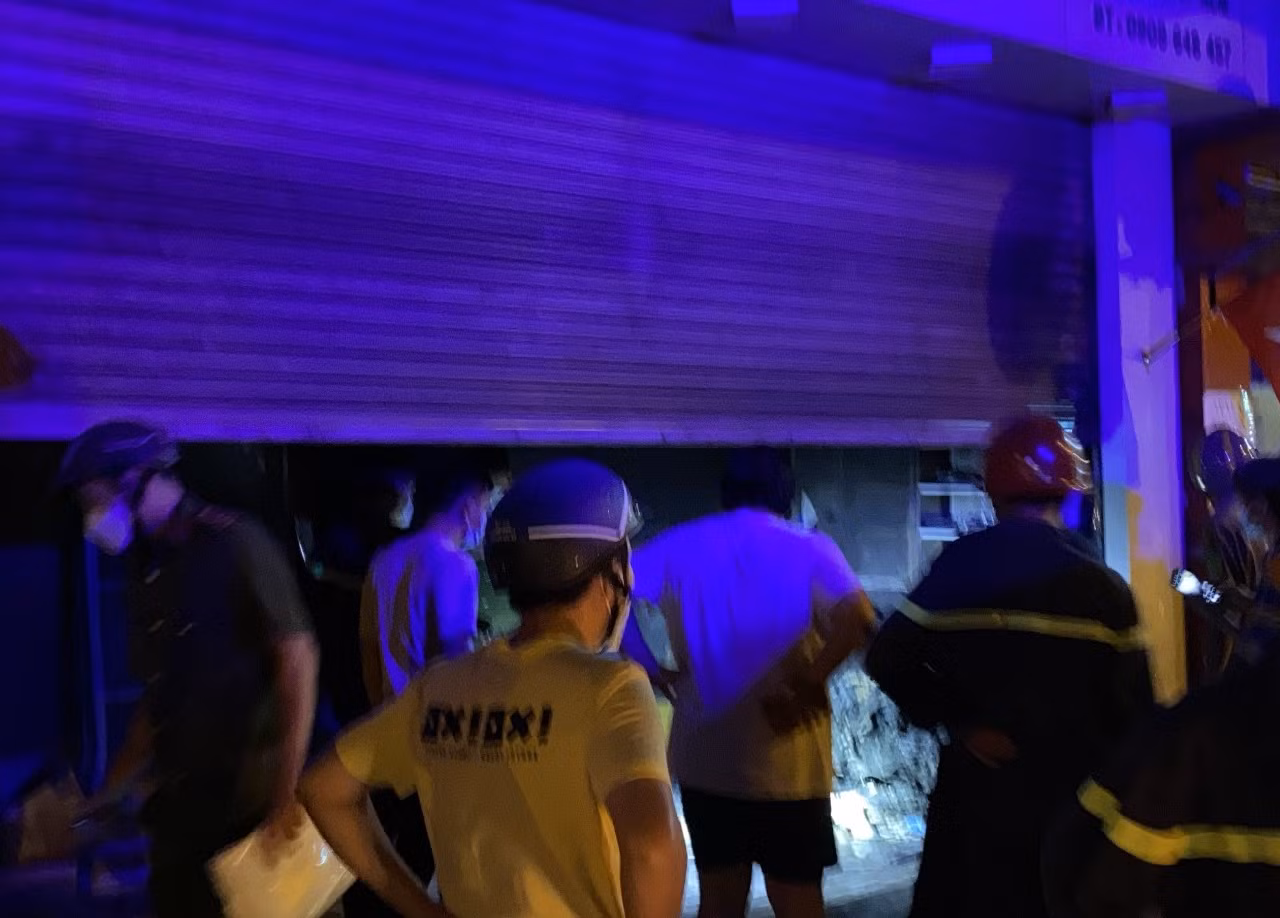 Phá 3 lớp cửa cứu 2 vợ chồng mắc kẹt trong đám cháy -0