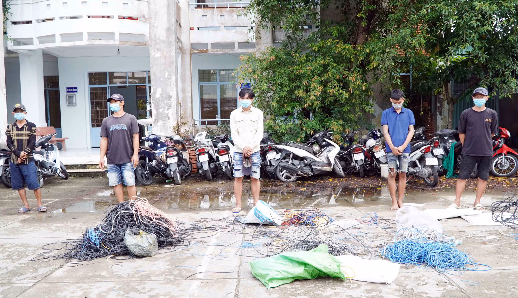 Lợi dụng giãn cách, nhóm đối tượng ăn cắp dây điện -0