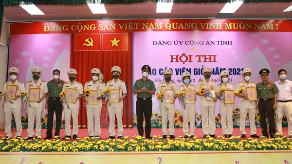 Công an tỉnh Bắc Giang dâng hương tưởng nhớ Chủ tịch Hồ Chí Minh ảnh 5