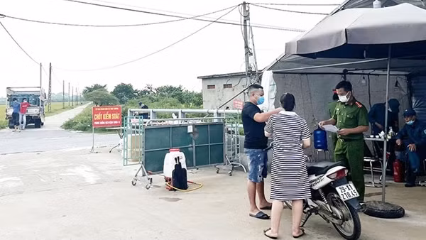 Lực lượng Công an luôn đồng hành cùng người dân đẩy lùi dịch bệnh ảnh 2