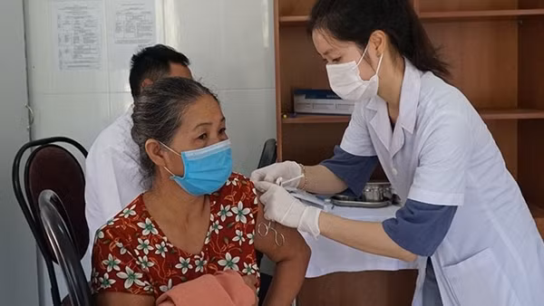Đồng bào Tây Nguyên phấn khởi được tiêm vaccine phòng COVID-19