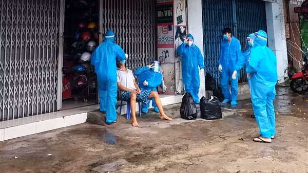 Số ca nhiễm COVID-19 giảm mạnh nhất trong nhiều tháng qua ảnh 2