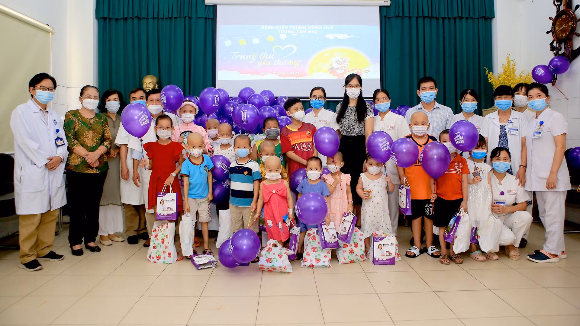 Mang Tết Trung thu đến với hàng trăm bệnh nhi nghèo -0