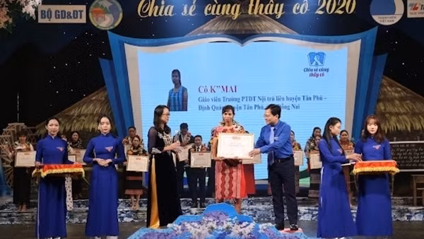 Thầy cô băng rừng cả trăm cây số đến điểm coi thi ảnh 6