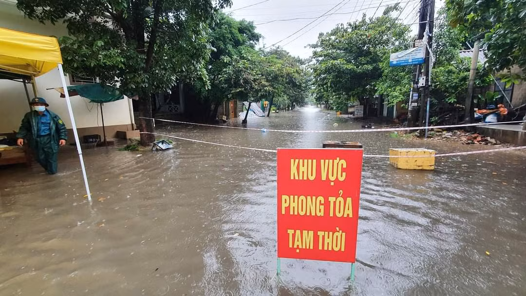Nhiều chốt phòng, chống dịch COVID-19 ở Đông Hà bị ngập trong mưa lũ cục bộ -0