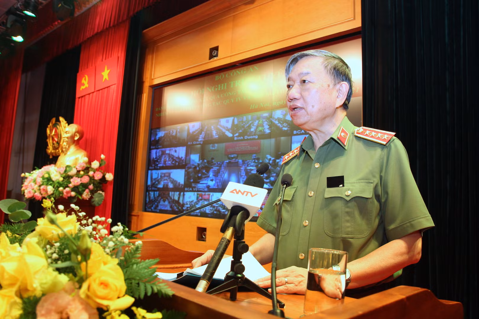 Lực lượng CAND vừa là trụ cột trên tuyến đầu chống dịch, vừa bảo đảm ổn định xã hội -0