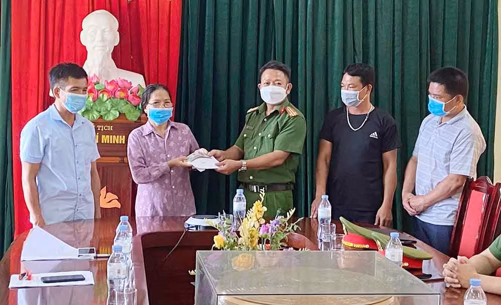 Công an xã Hoằng Thịnh trao trả tài sản cho người bị mất -0