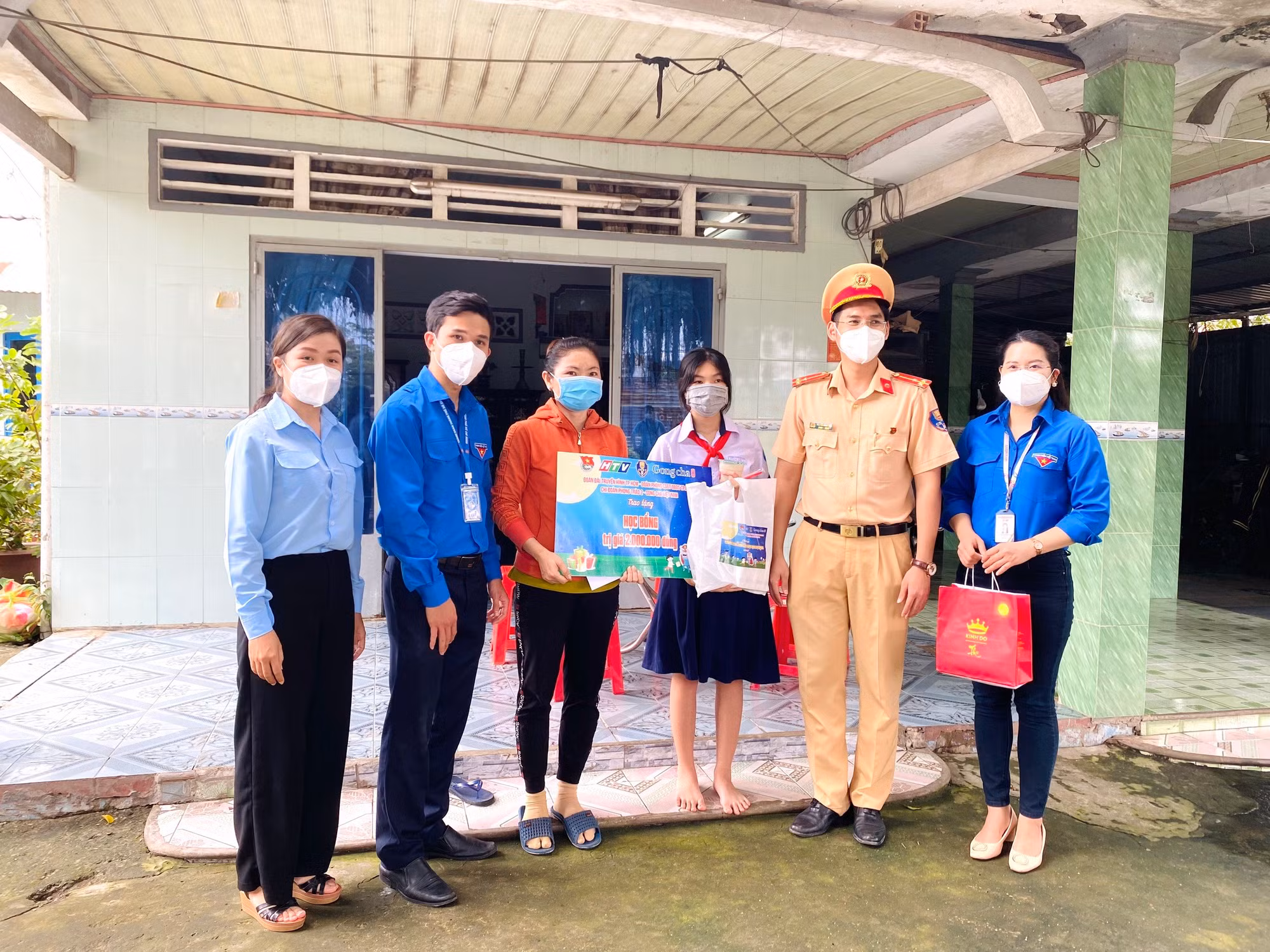Những “chú cuội” trong sắc áo lính mang Trung thu đến trẻ em nghèo -0