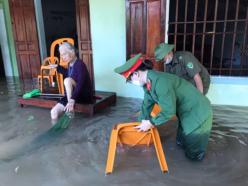 Công an Nghệ An hỗ trợ người dân nơi tâm lũ ổn định cuộc sống -1