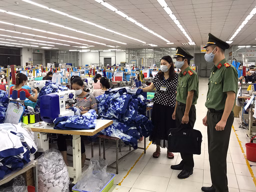 cbcs phòng an ninh kinh tế công an tỉnh ninh bình ninh bình kiểm tra tại công ty may đài loan.jpg -0
