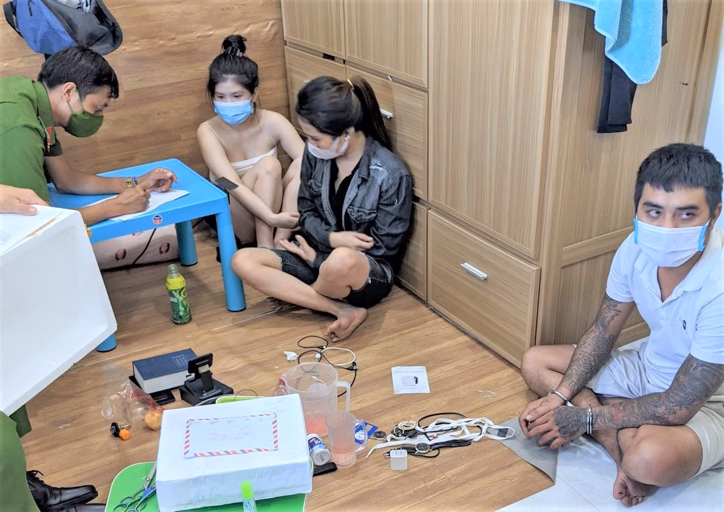 Hot girl mở tiệc ma túy trong phòng trọ -0