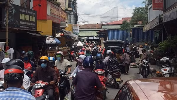 Người lao động oằn lưng trong bão giá ảnh 2