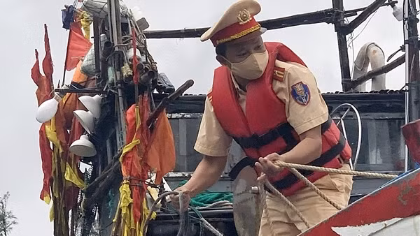 Mưa lũ, sạt lở đất gây chia cắt nhiều nơi, đường Hồ Chí Minh ách tắc nghiêm trọng ảnh 7